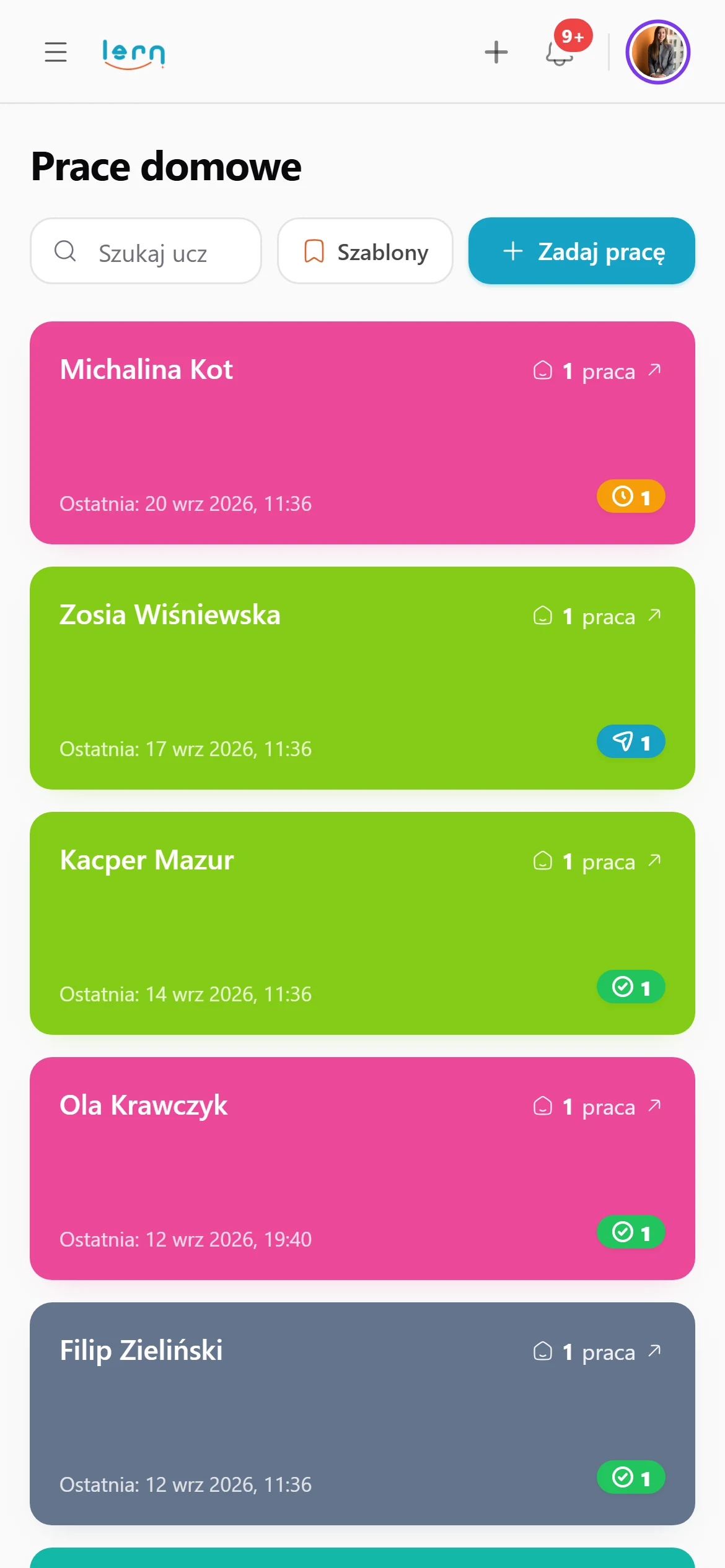 Hausaufgaben in der Lern-App am Handy: Schülerkacheln mit Abgabestatus